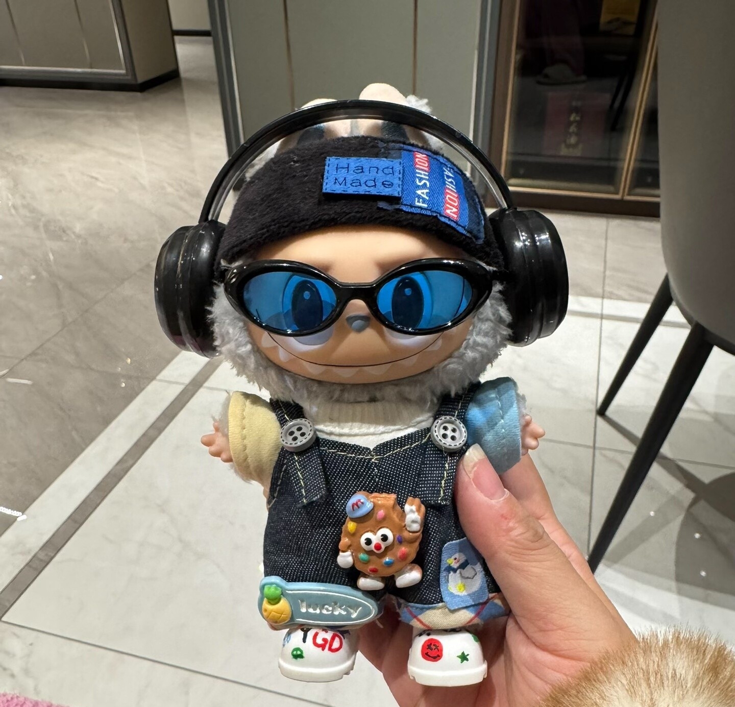 戴着耳机和墨镜的收藏玩偶